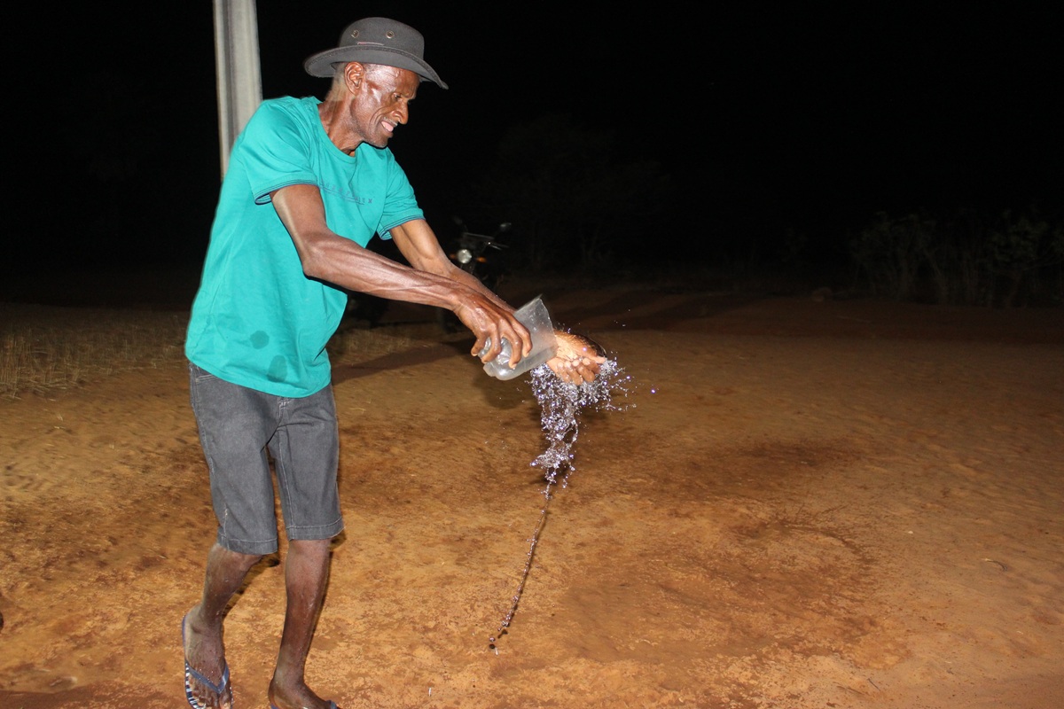 Cena tradicional em tempo de Lezeira: Raimundão da Mutamba aguando seu terreiro | Foto: Francisca Sousa