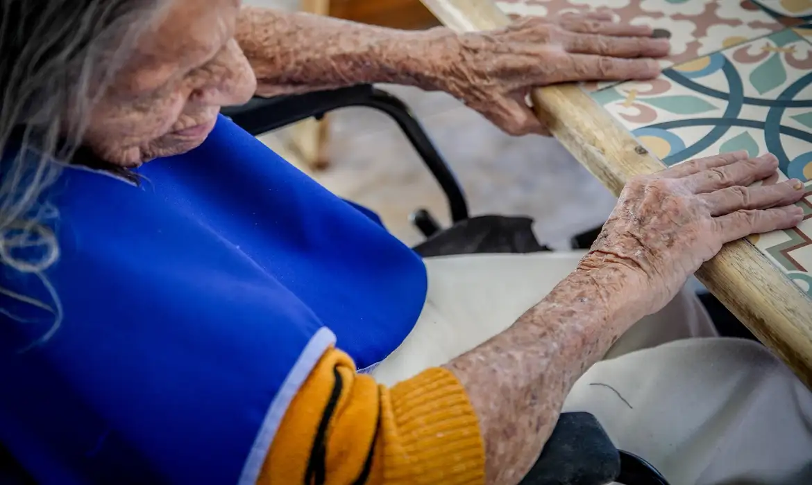 Pesquisadores brasileiros ganham prêmios internacionais por avanços no combate ao Alzheimer