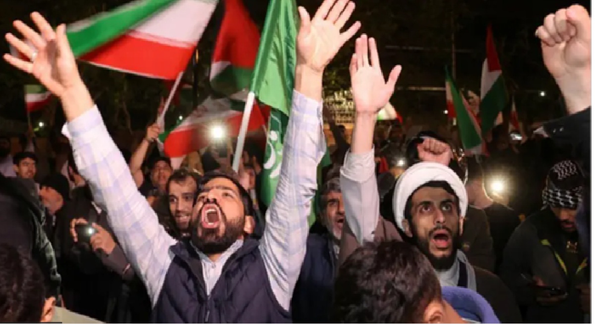 Figura 1 - Manifestantes em Teerã protestam após ataques israelenses  - Fonte da imagem: Reuters