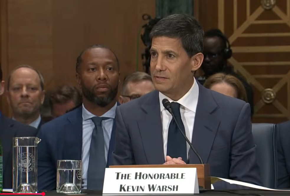 Kevin Warsh, nomeado por Donald Trump para assumir a presidência do Federal Reserve. Imagem: Reprodução YouTube
