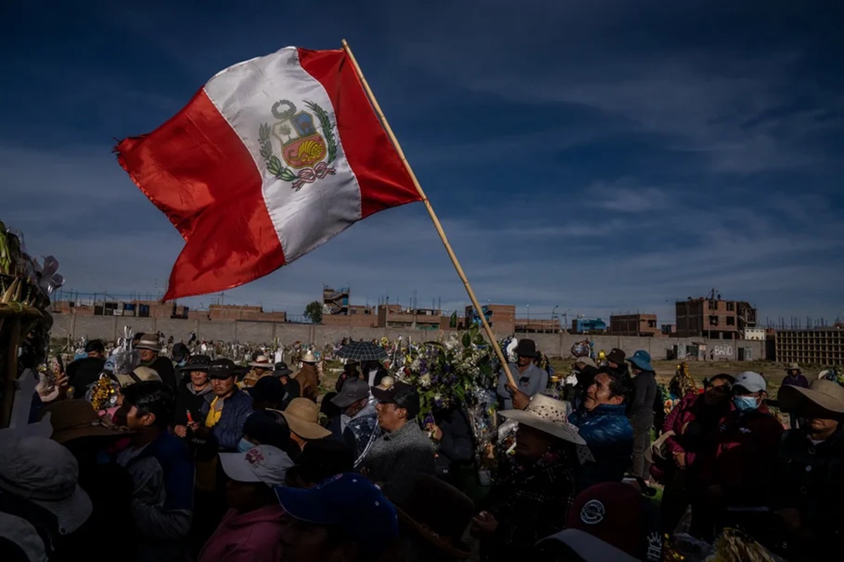 Keiko Fujimori assume liderança no Peru por margem mínima de votos