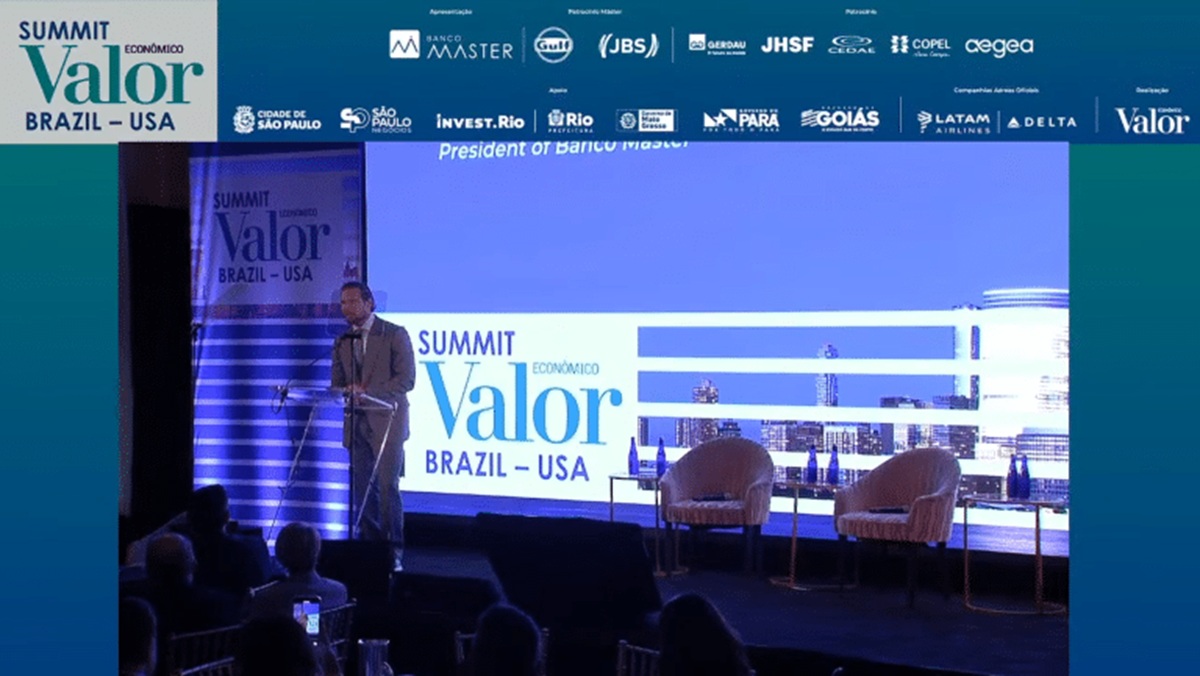 Evento do jornal Valor Econômico patrocinado pelo Banco Master - Vorcaro discursa.
