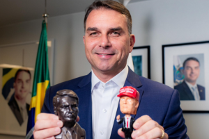 flávio bolsonaro segura um boneco de Donald Trump