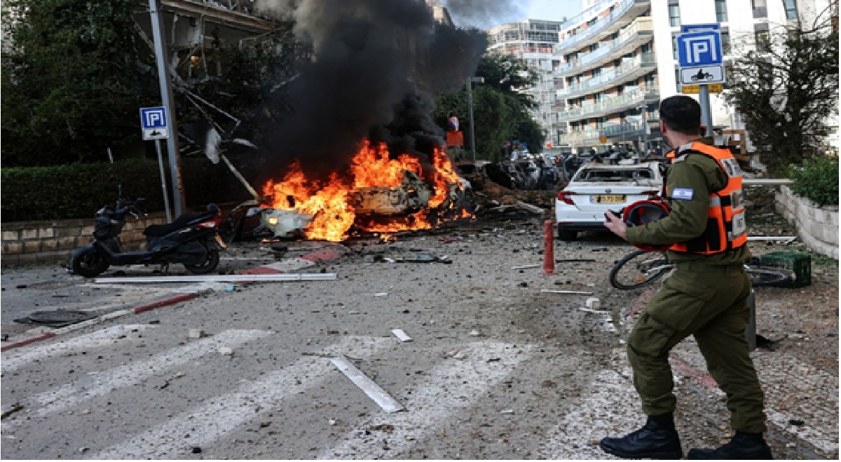 Figura 1 - Míssil Iraniano atinge centro de Tel Aviv: Operação que seria de curta duração, segundo visão estadunidense, já se aproxima do primeiro mês - Fonte da Imagem: Reuters