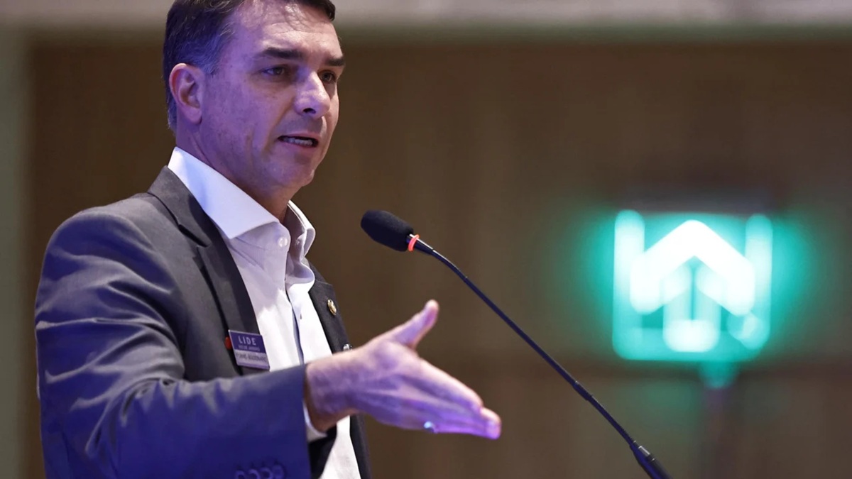Flávio Bolsonaro em foto de André Coelho, EFE - Reprodução