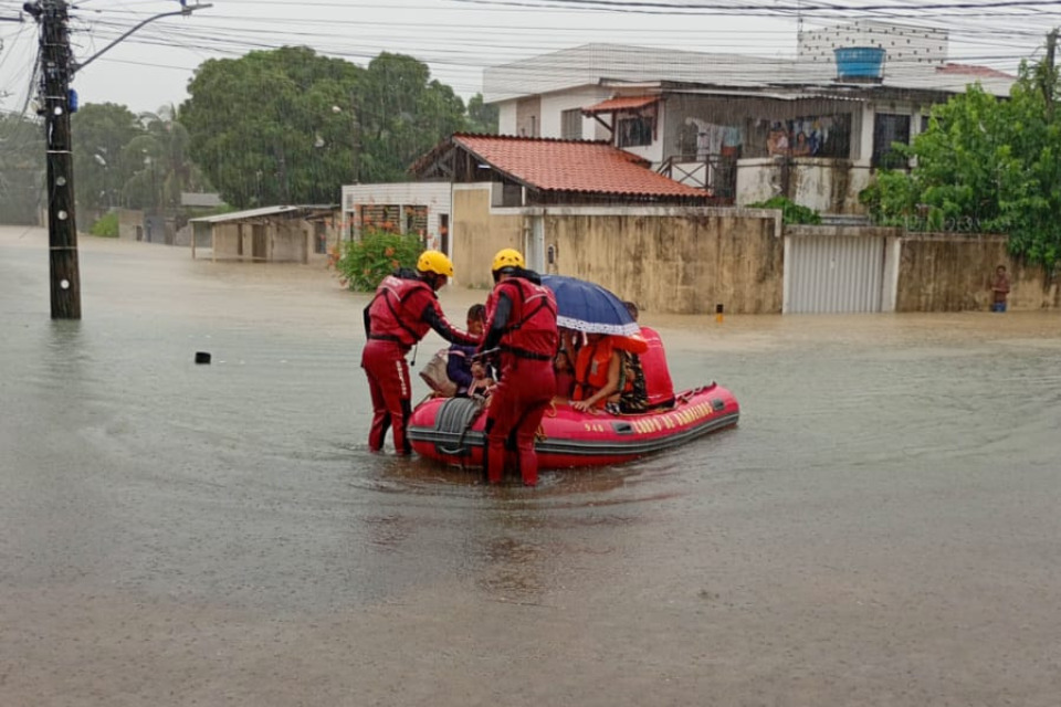 Bombeiros resgatam pessoas ilhadas após chuvas no Recife (Divulgação/Corpo de Bombeiros de Pernambuco)