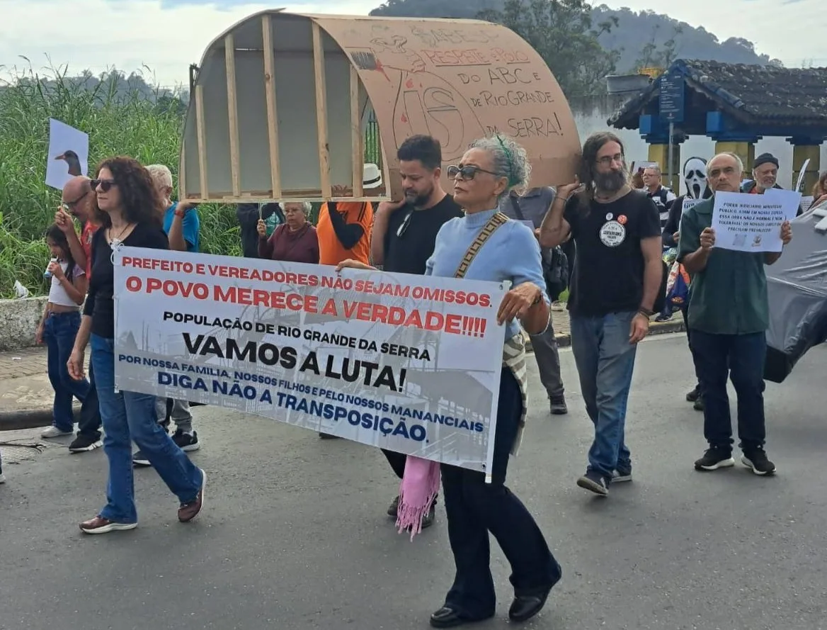Manifestantes caminham pelas ruas de Rio Grande da Serra durante ato contra a obra de interligação Billings–Alto Tietê, conduzida pela Sabesp | Crédito: Divulgação/Frente Ambientalista do ABCDMRR