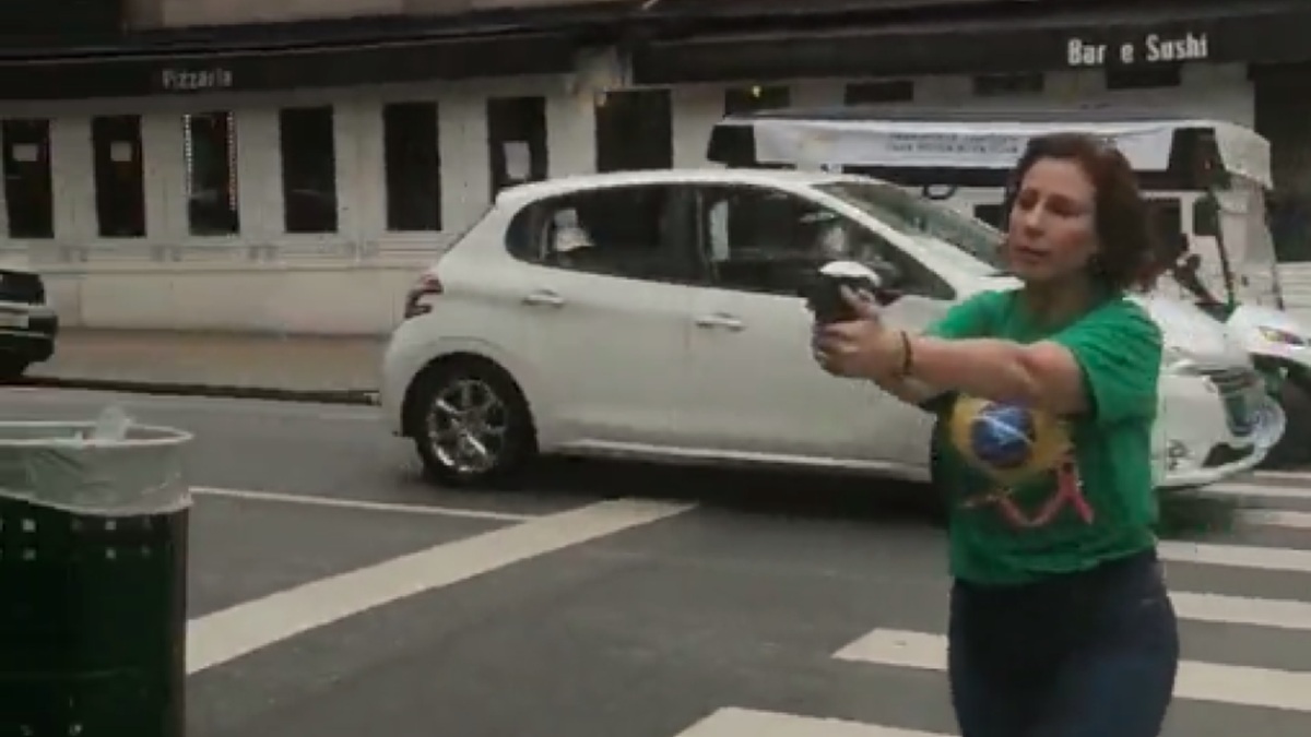 Carla Zambelli, com arma na mão, corre atrás de manifestante anti-bolsonarismo - Reprodução Redes Sociais