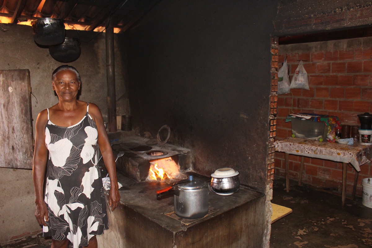 Dona Da Luz preparando o almoço em sua casa | Foto: Francisca Sousa