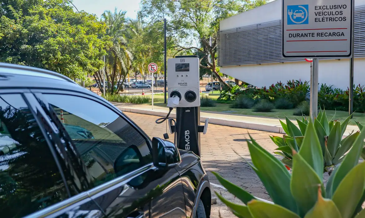 Governo mantém aumento de tarifas para elétricos e renova cota de importação sem imposto