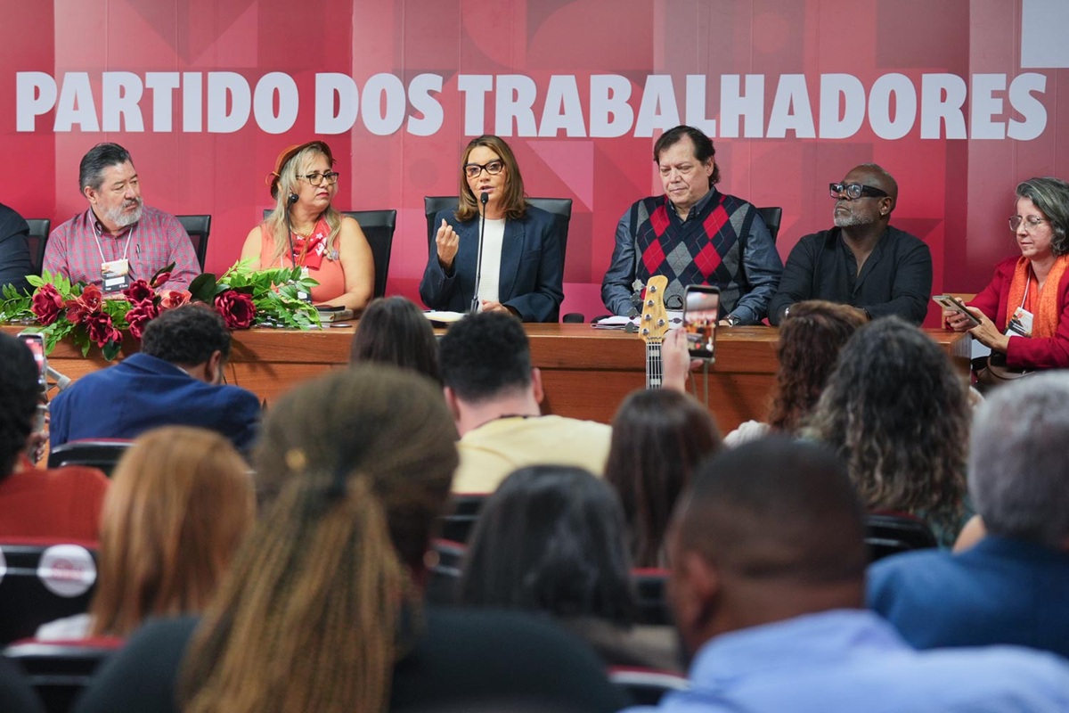 A escuta das evangélicas, um resgate desse atoleiro da desinformação no Brasil, por Eliara Santana