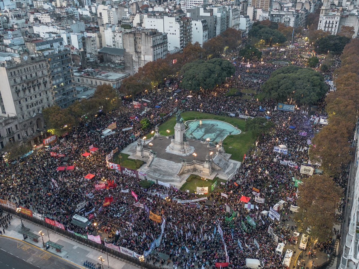 Feminicídios na Argentina: o silêncio político de Milei, por Maíra Vasconcelos