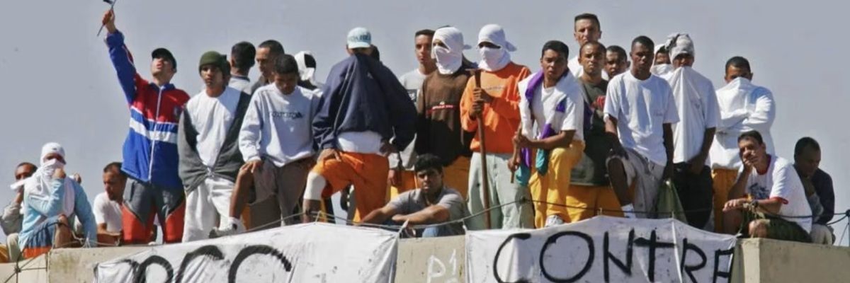 Integrantes do PCC tomam o presídio de Alcaçuz, no Rio Grande do Norte, durante rebelião em 2017: apesar da violência, do poder econômico e das ligações cada vez mais evidentes com políticos e juízes, as facções criminosas brasileiras não têm como objetivo destituir governos, espalhar o terror por razões religiosas ou instaurar regimes ideológicos. Foto: Tribuna do Norte