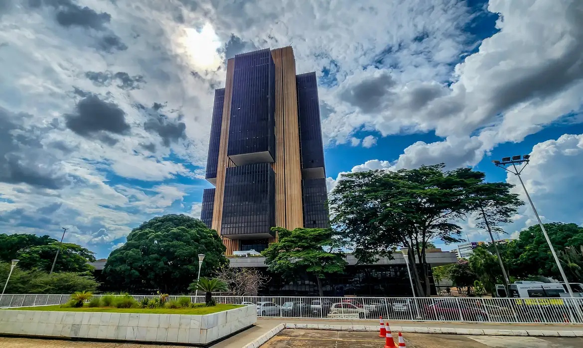 Do individualismo metodológico aos juros mais altos do mundo, por Mauricio Luperi