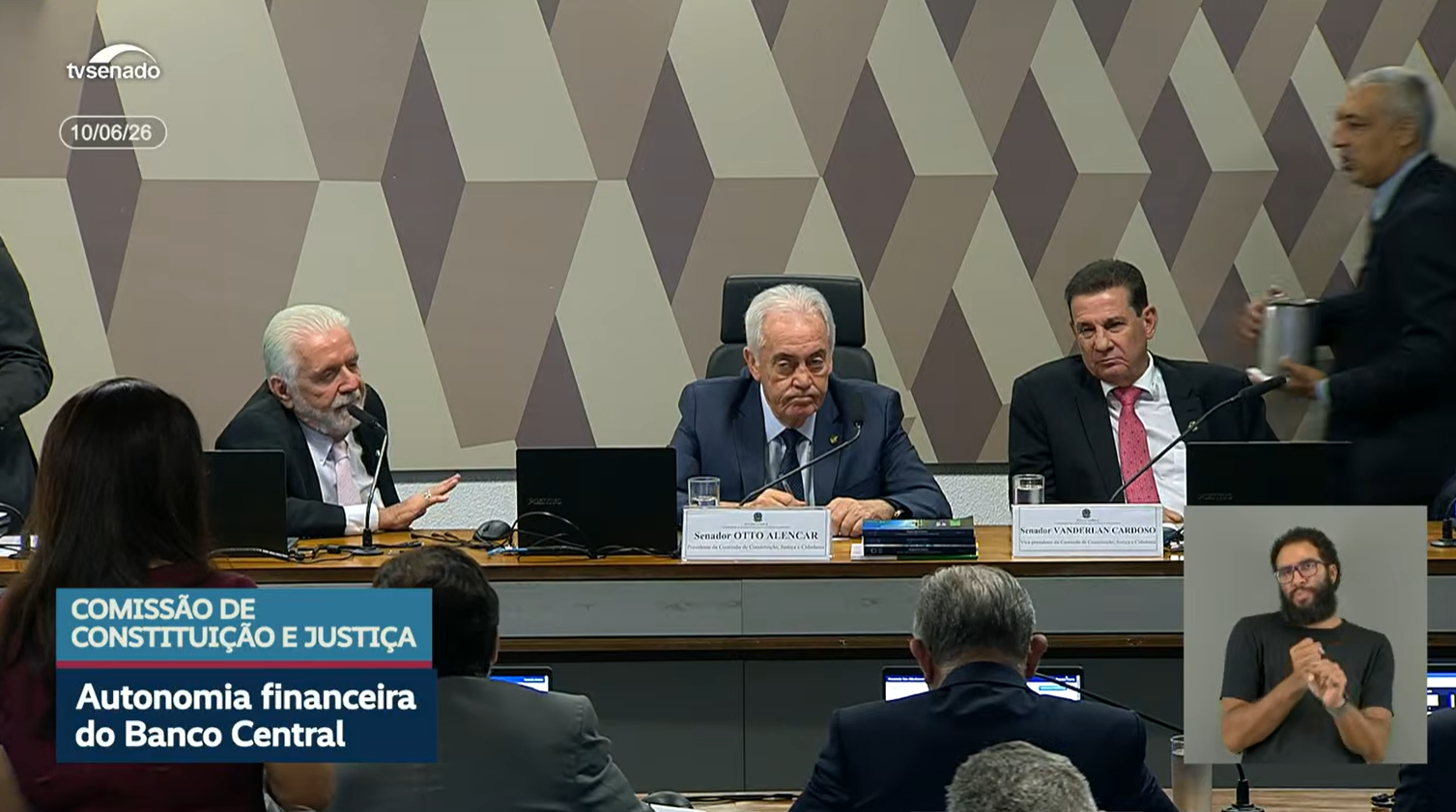 Autonomia financeira do Banco Central é aprovada na CCJ e avança ao plenário do Senado, após rejeição de emenda do governo Lula
