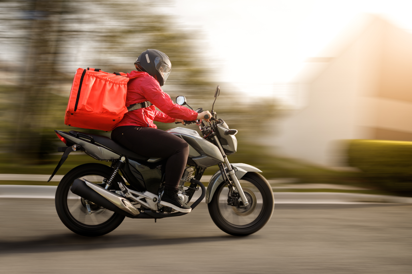 Lula lança programa de crédito para compra de motos e bicicletas elétricas e defende reconhecimento de categoria “invisibilizada”