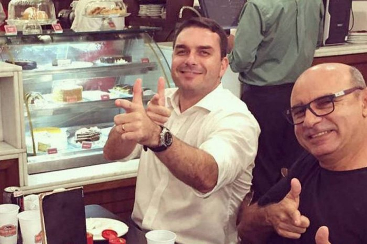 Flávio Bolsonaro e Queiróz - Reprodução