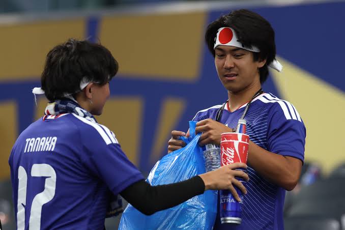 Japoneses que limpam estádios da Copa não fazem o mesmo em casa, aponta crítica viral