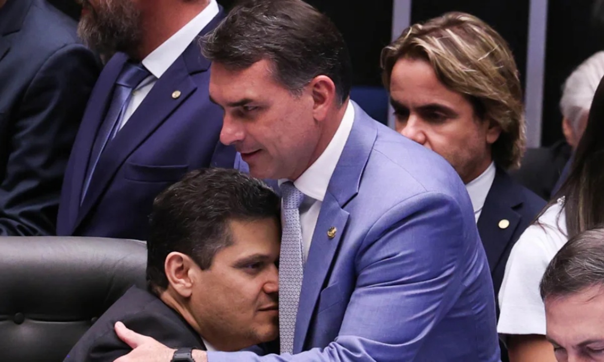 Davi Alcolumbre e Flávio Bolsonaro - Foto de Lula Marques - Agência Brasil