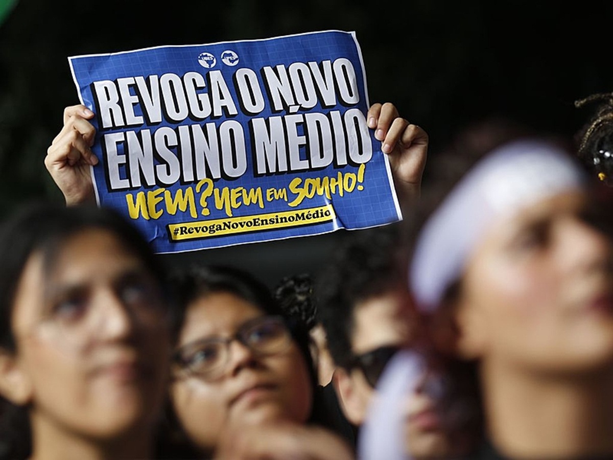 O Novo Ensino Médio no Brasil: desafios e avanços na Educação em Tempo Integral, por Vinicius Lopes