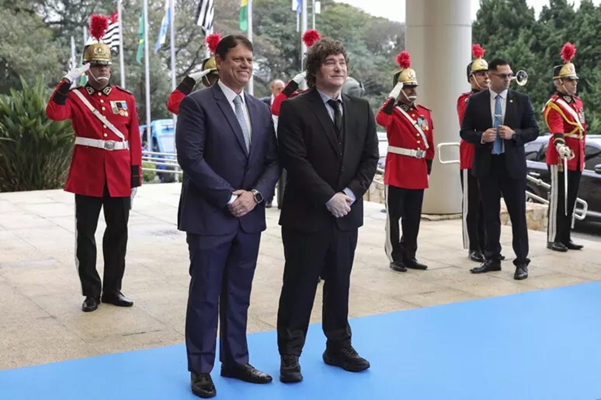 A pequenez política mostrada através de um tapete, por Daniel Costa