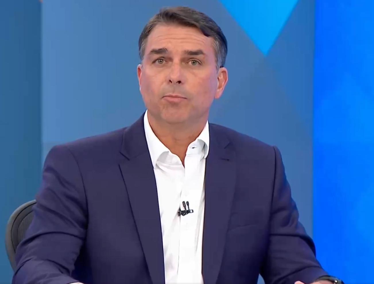 Flávio Bolsonaro tenta se apresentar como moderado, mas mantém núcleo do bolsonarismo