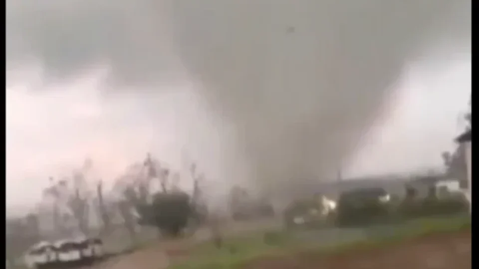 Tornado e ventos de 120 km/h deixam rastro de destruição no RS