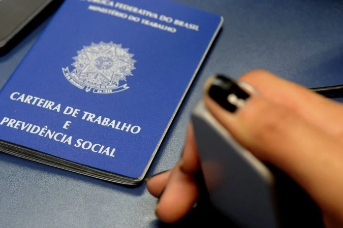Desemprego cai para 5,3% e população ocupada atinge recorde em agosto