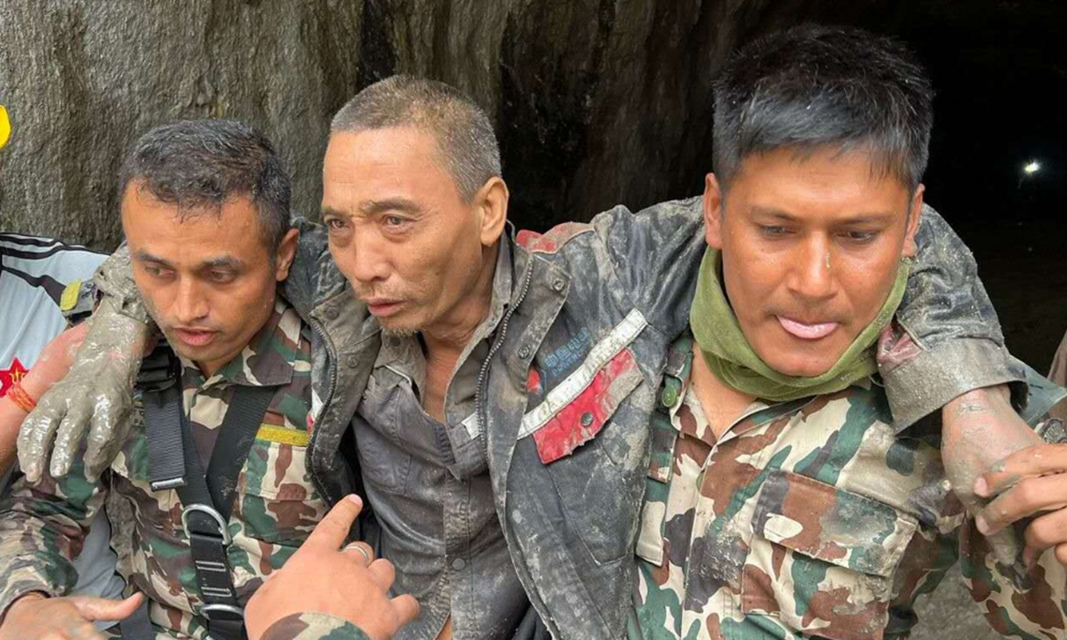 Chinês é resgatado de túnel de hidrelétrica após deslizamento no Nepal