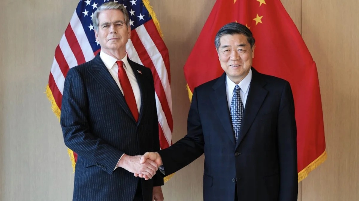 Na imagem, o secretário do Tesouro dos EUA, Scott Bessent e o vice-primeiro-ministro chinês, He Lifeng, em Nova York - Reprodução