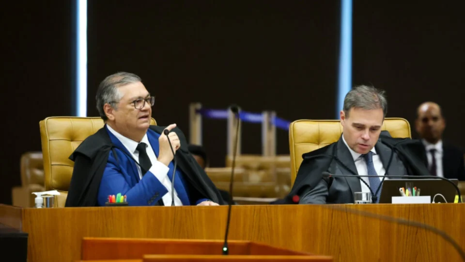 Dino aponta possíveis conexões de Mendonça com Banco Master, enquanto STF julga Moraes
