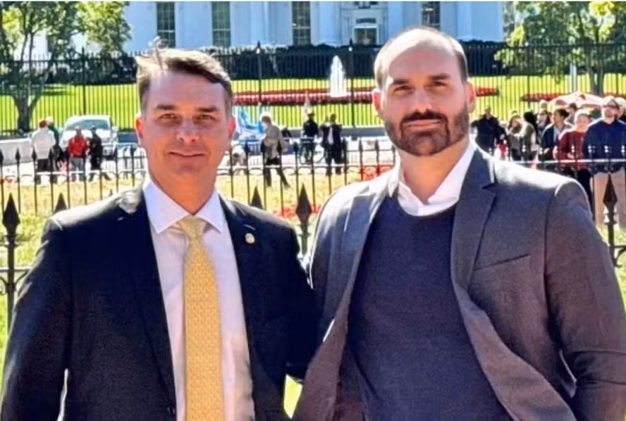 PF aponta pedido de reunião de Eduardo e Flávio Bolsonaro com Vorcaro no dia em que deputado anunciou permanência nos EUA