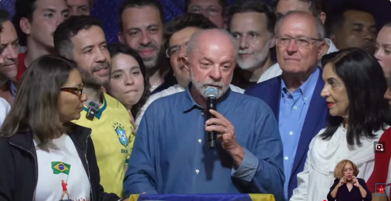 Lula promete fazer “o melhor mandato da história” e defende regulação das redes sociais
