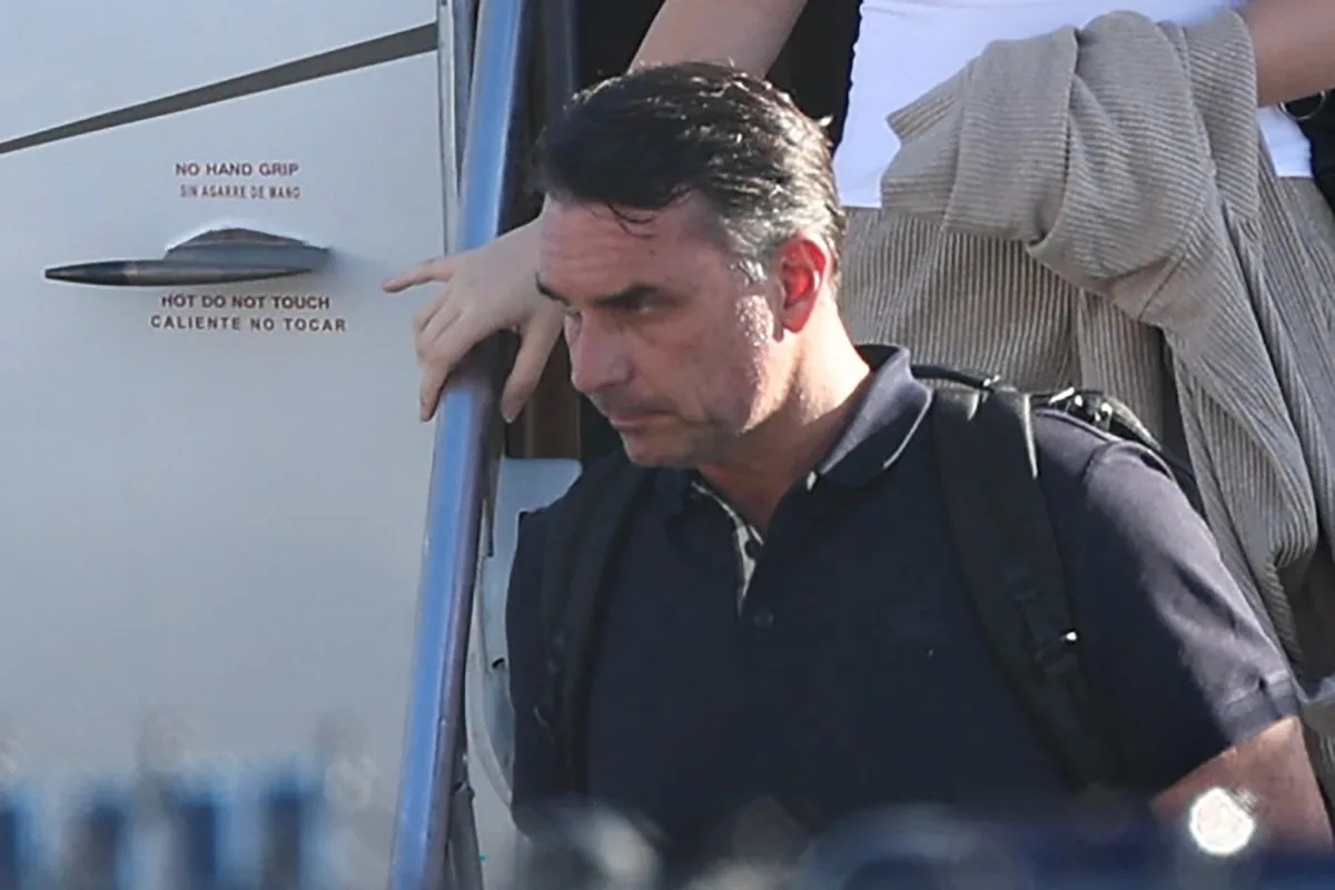 Operação de inteligência levou Flávio Bolsonaro aos EUA, aponta ex-oficial da CIA