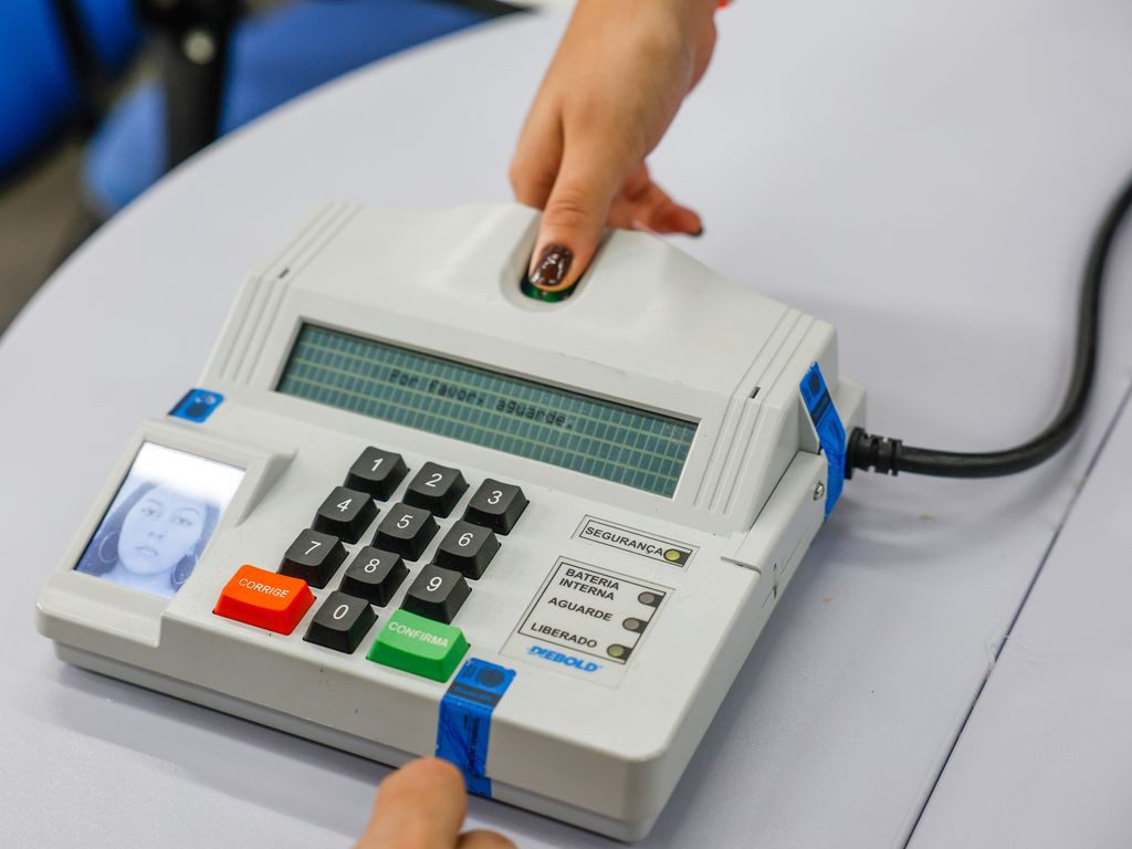 Cidades contrariam decisão de Zanin e encerram votação