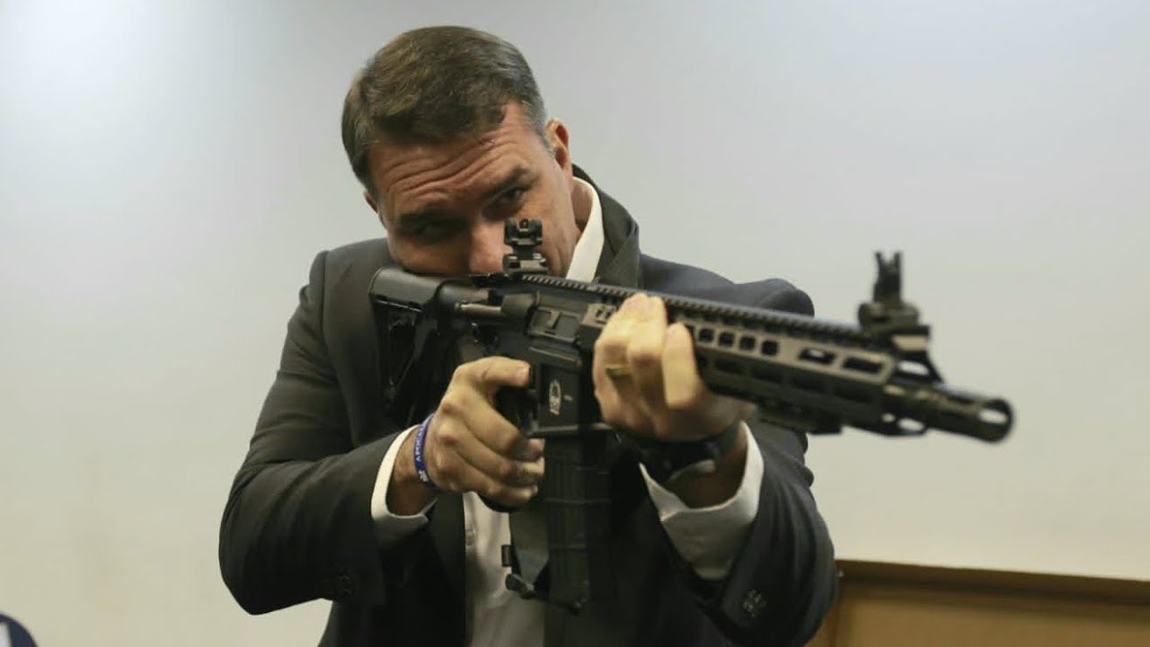 Quem é Flávio Bolsonaro: acusações de corrupções milionárias e histórico sombrio com milicianos