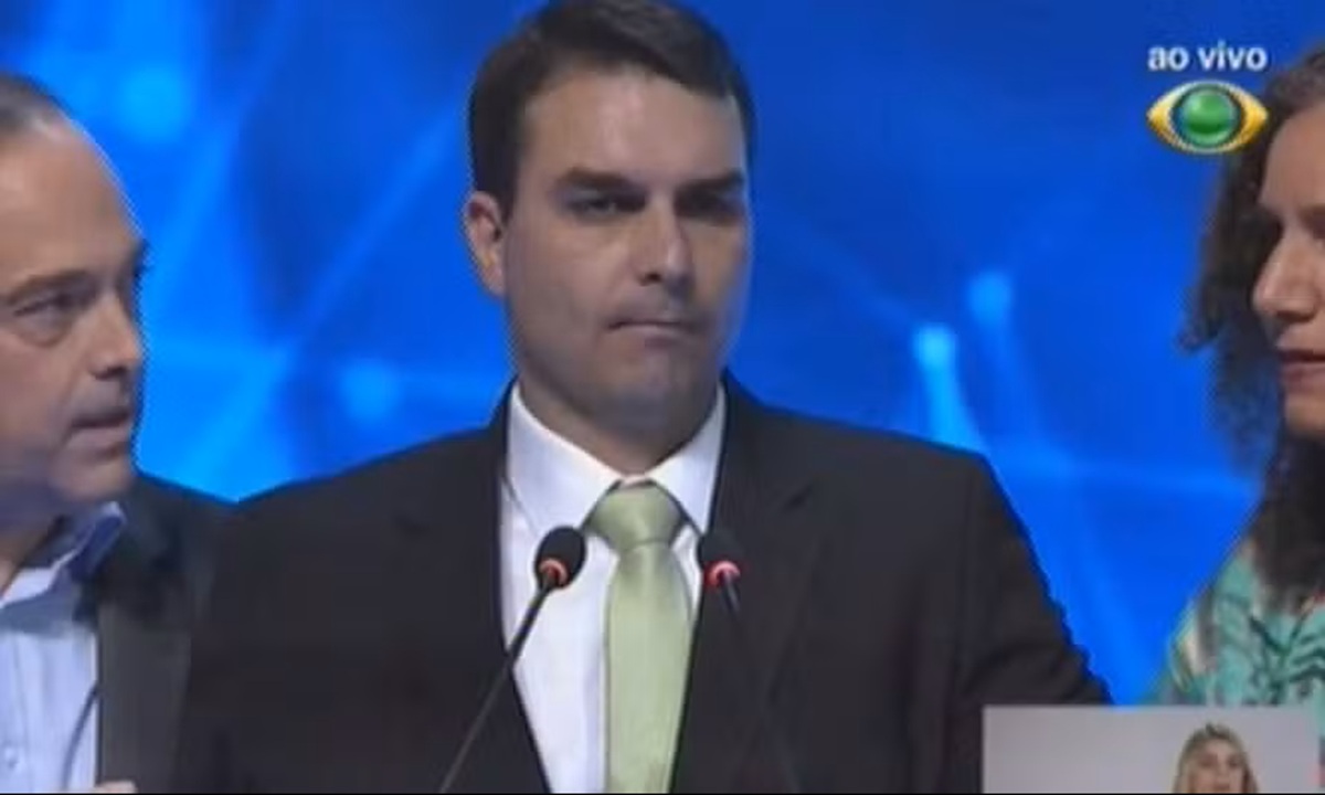 Reprodução de vídeo da Band de 2026 - Flávio Bolsonaro desmaia no debate