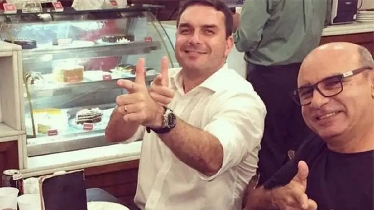 O policial militar aposentado Fabrício Queiroz (direita), que foi chefe de gabinete de Flávio, foi apontado como operador do esquema nessa denúncia