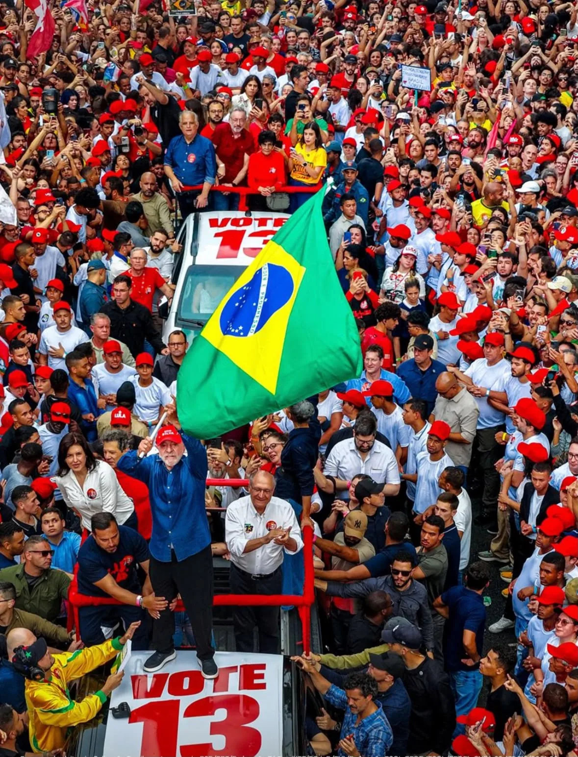 Em ato final de campanha, Lula arrasta milhares na Paulista em clima de emoção e defesa da democracia