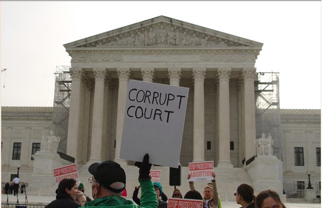 Manifestantes protestando contra Suprema Corte dos EUA, Washington, D.C., 2024 / Imagem: Shutterstock.