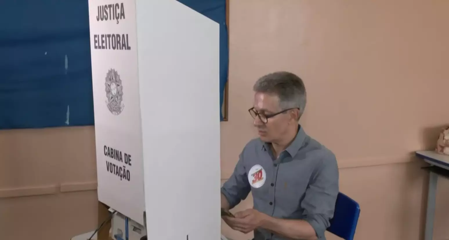 TRE-MG vai apurar uso de celular por Zema na cabine de votação