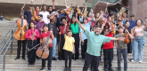 Maestro Daniel Cornejo, regente da Orquestra Sinfônica Infantojuvenil (OSIJ) da Escola Municipal de Música de São Paulo (EMM), com seus alunos. Foto: Divulgação