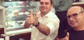 O policial militar aposentado Fabrício Queiroz (direita), que foi chefe de gabinete de Flávio, foi apontado como operador do esquema nessa denúncia