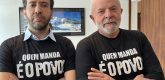 Andre Janones e Lula, com uma camiseta preta que diz "quem manda é o povo"